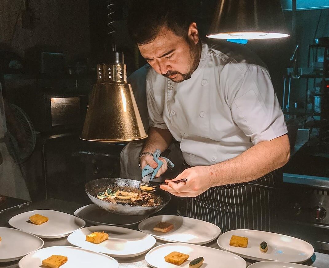 Chef Andry melayani langsung private dining di Kitchen Oma Elly